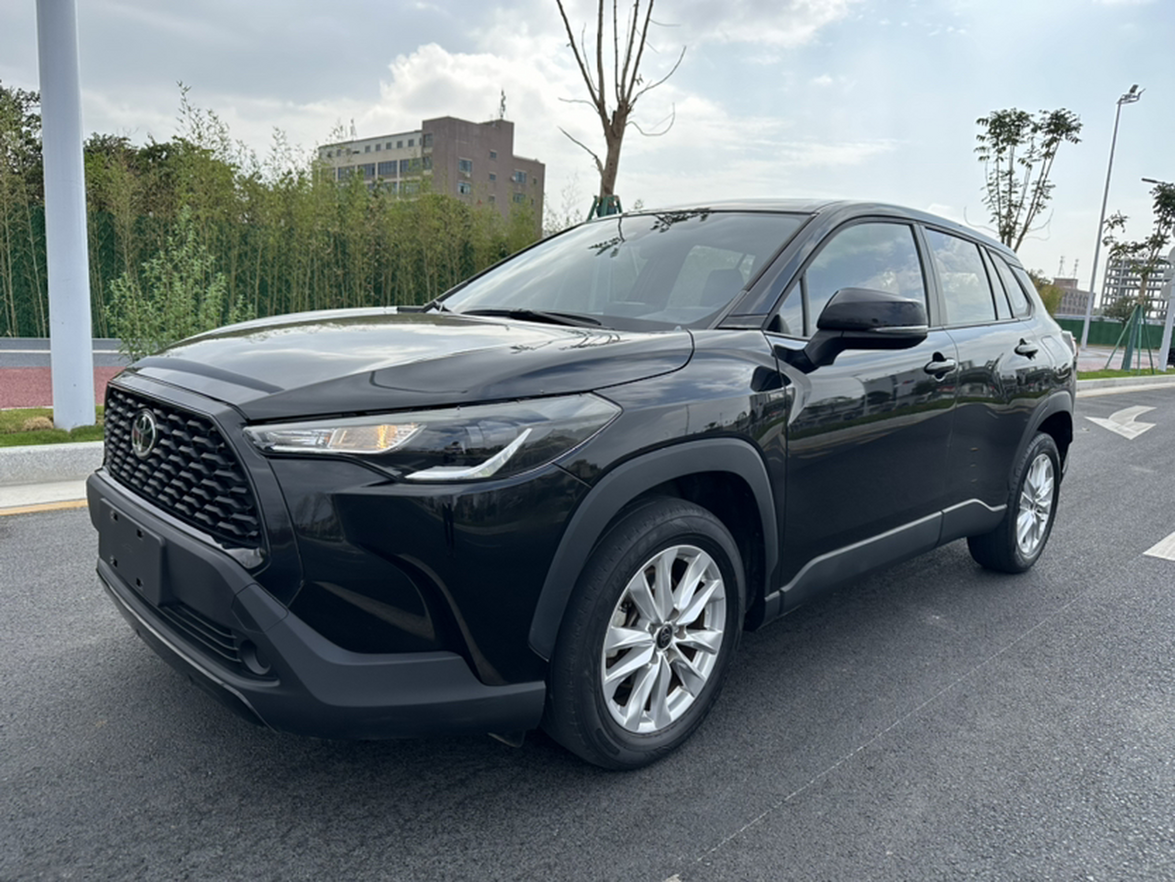 Под передней частью автомобиля