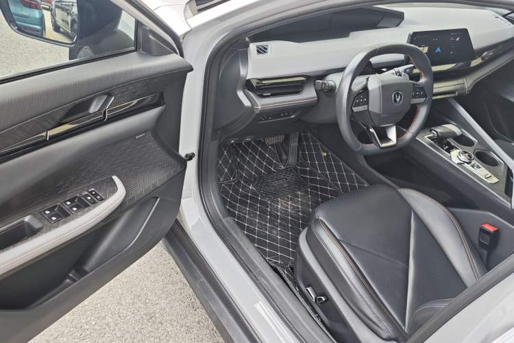 Used Changan UNI-V 2022 1.5T Smart Navigation Version
