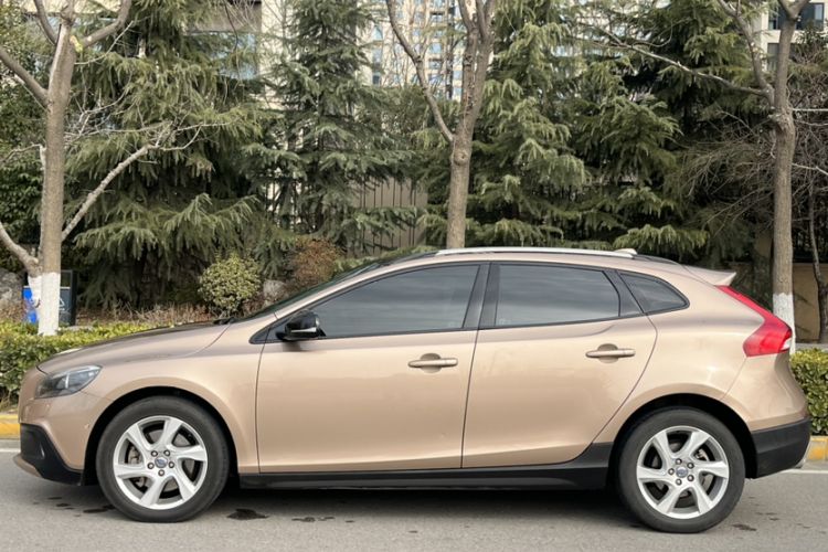 Used Volvo V40 2014 Cross Country T5 AWD Smart Luxury Edition
