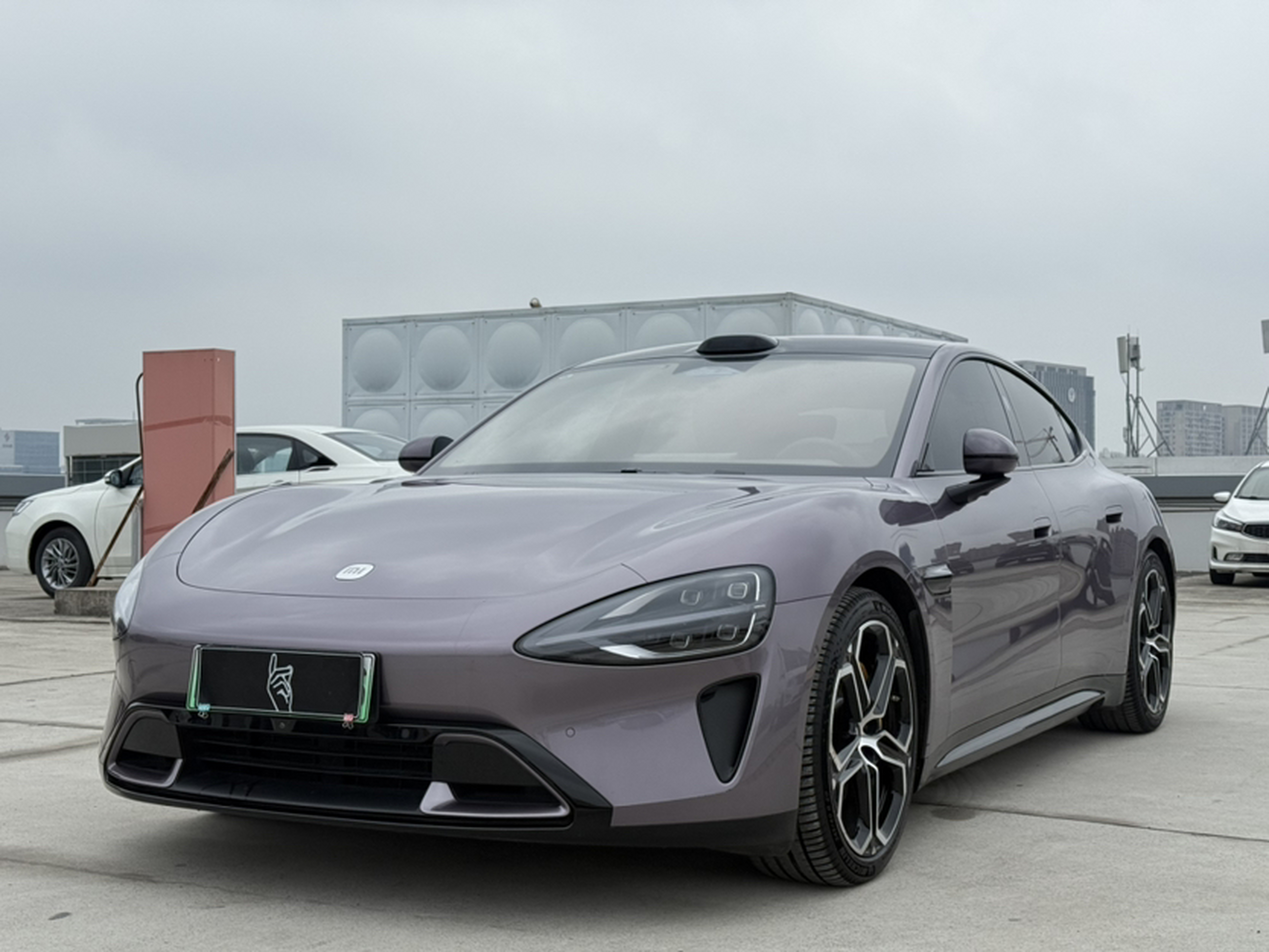 Под передней частью автомобиля