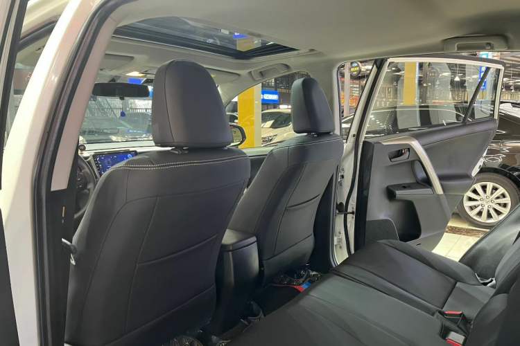 Used Toyota RAV4 2015 2.0L CVT Two-Wheel Drive Fashion Edition
