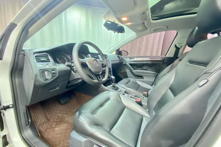 Used Volkswagen Golf 2017 1.6L Automatic Comfort Million-Vehicle Anniversary Edition
