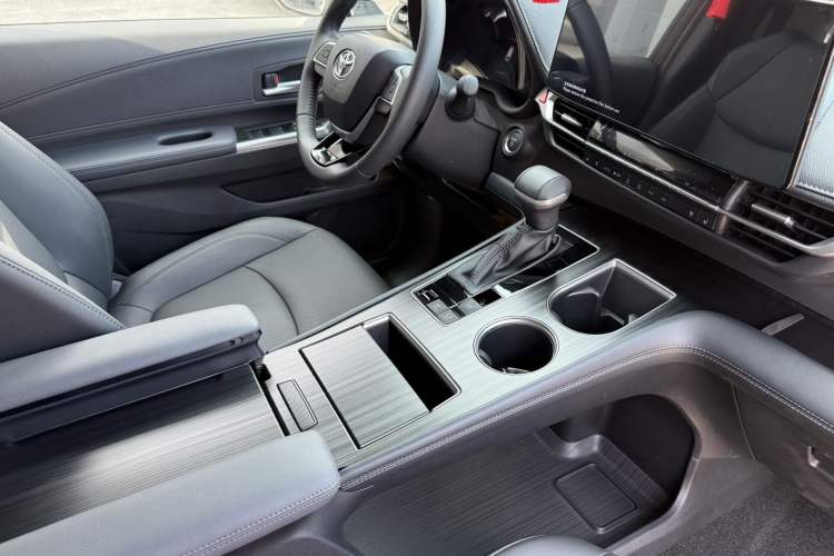 Used Toyota Sienna 2024 2.5L Hybrid Four-Wheel Drive Prestige Edition
