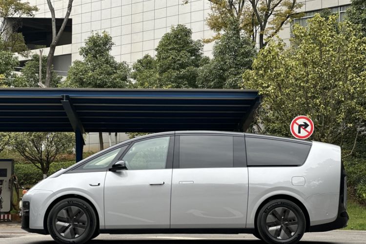 Used Li Auto MEGA 2025 Home Family Special Edition
