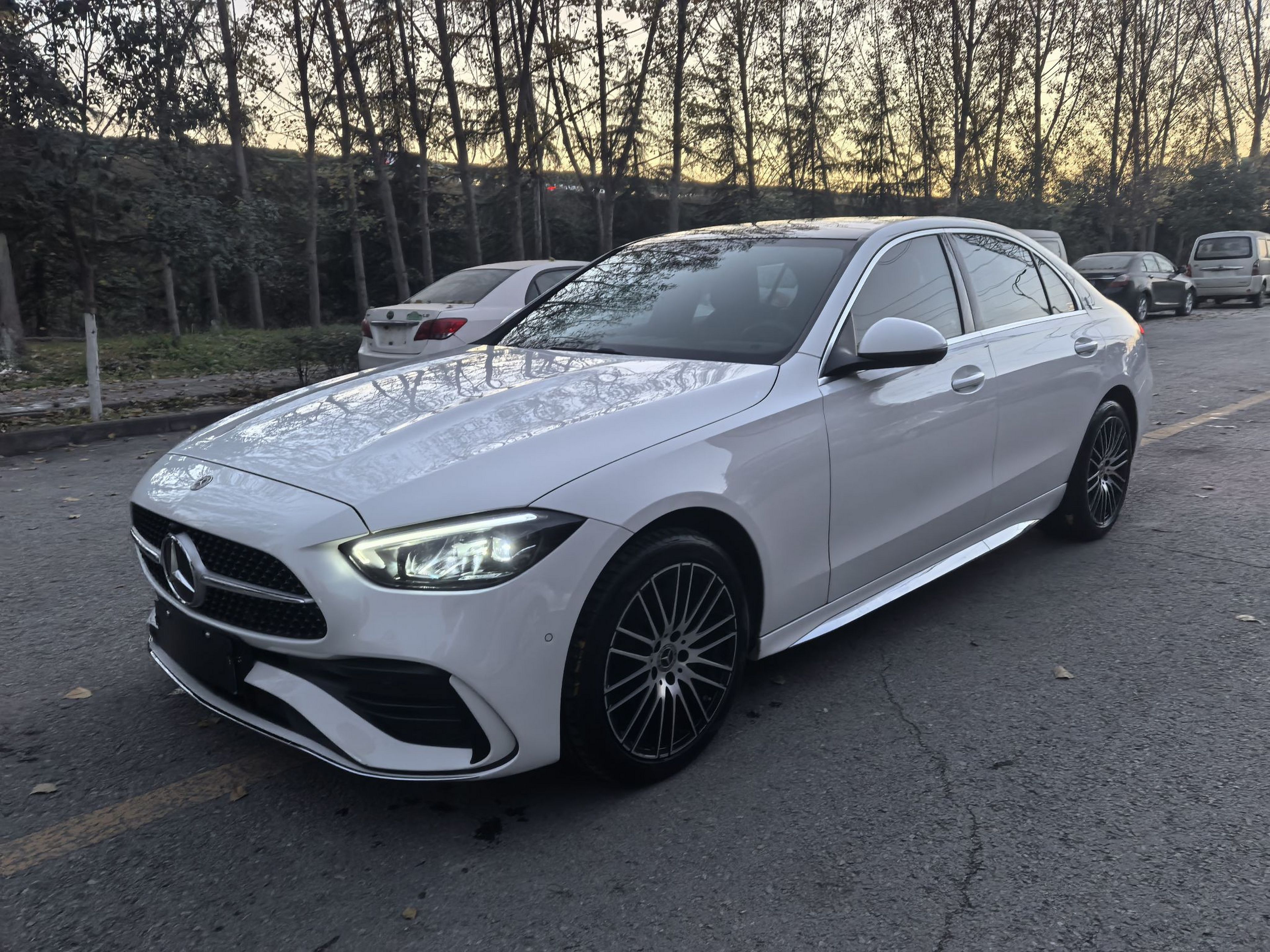 Под передней частью автомобиля