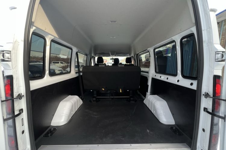 Used JMC Fushun 2023 2.0T Automatic Short-Wheelbase Mid-Top Commercial Multi-Purpose 6-Seater Passenger Vehicle
