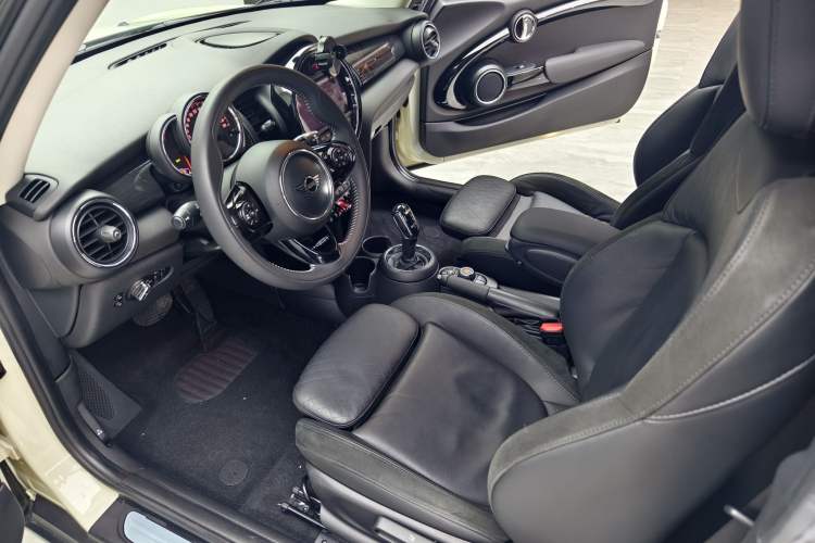 Used  MINI 2019 1.5T COOPER Artist
