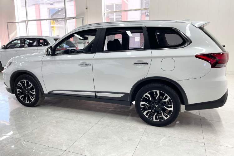 Used Mitsubishi Outlander 2019 2.4L 4x4 Zhi Xiang Edition 5 Seats China VI Standard
