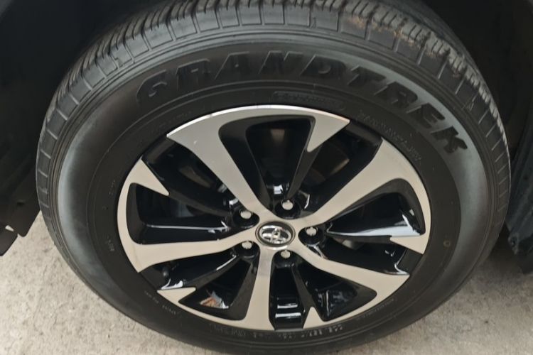 Used Toyota RAV4 2016 2.0L CVT Two-Wheel Drive Fashion Edition China V Standard
