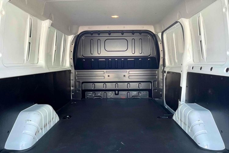 Used JMC Fushun 2023 2.0T Manual Short-Wheelbase Low-Roof Commercial Van 2/3 Seats with Dual-Swing Tailgate
