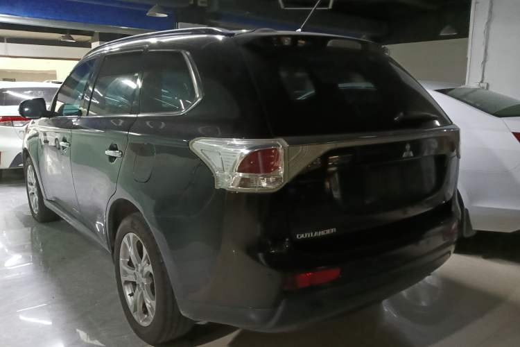 Used Mitsubishi Outlander 2013 2.4L 4x4 Luxury Navigation Edition 5 Seats
