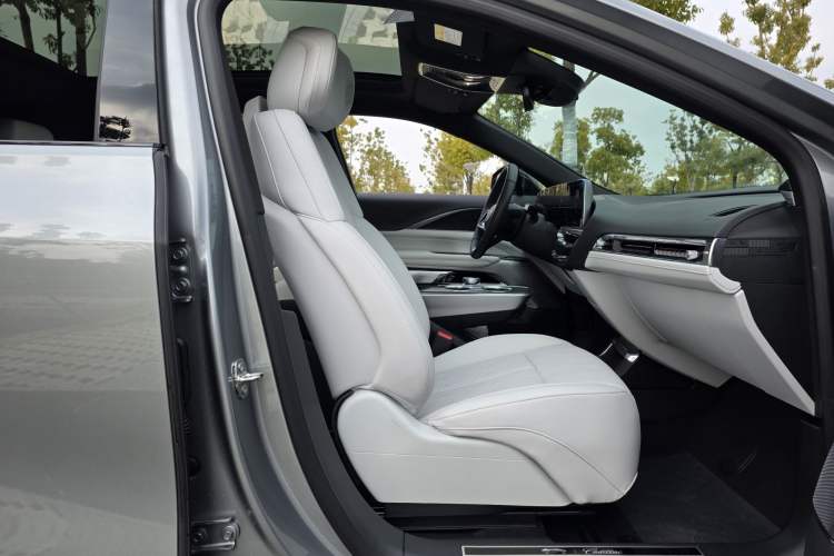 Used Cadillac LYRIQ 2024 Rear-Drive Standard Range Luxury Edition SUPER CRUISE
