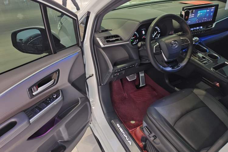 Used Toyota Sienna 2023 2.5L Hybrid Deluxe Edition
