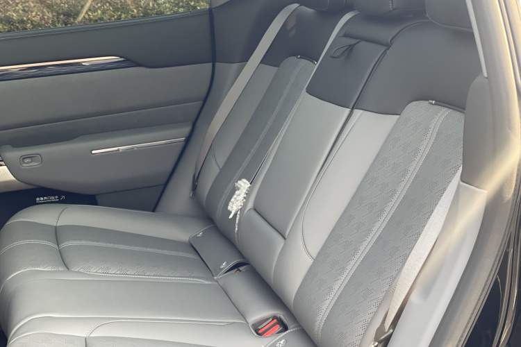 Used Zeekr 7X 2025 100 kWh Long-Range Rear-Wheel Drive with Intelligent Driving Features
