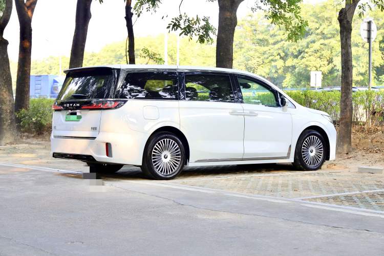 Used VOYAH Dream 2025 PHEV Four-Wheel Drive Prestige Kunpeng Edition
