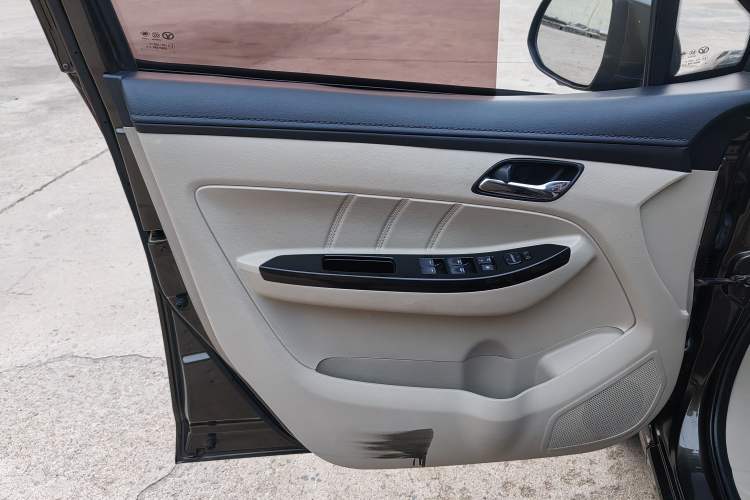 Used FAW Yingzhi 737 2016 1.5L CVT Luxury Navigation Edition
