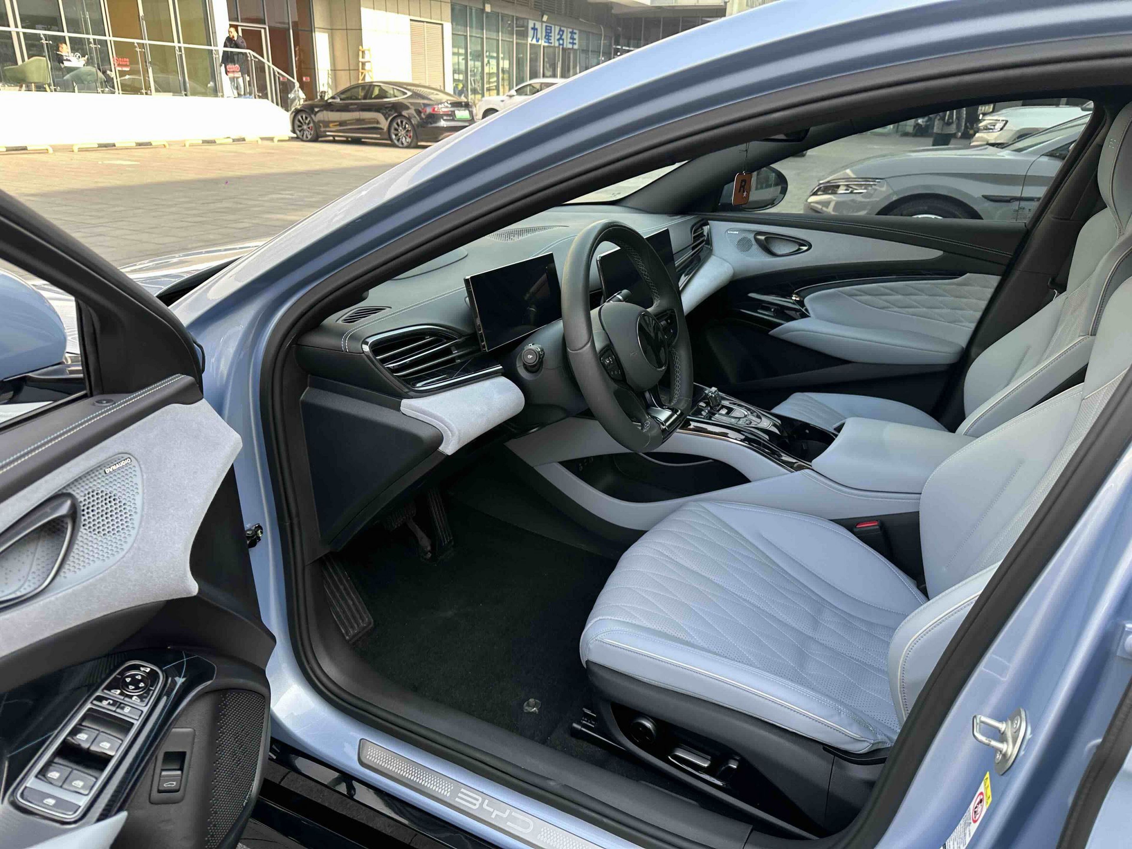 المقاعد الأمامية داخل السيارة