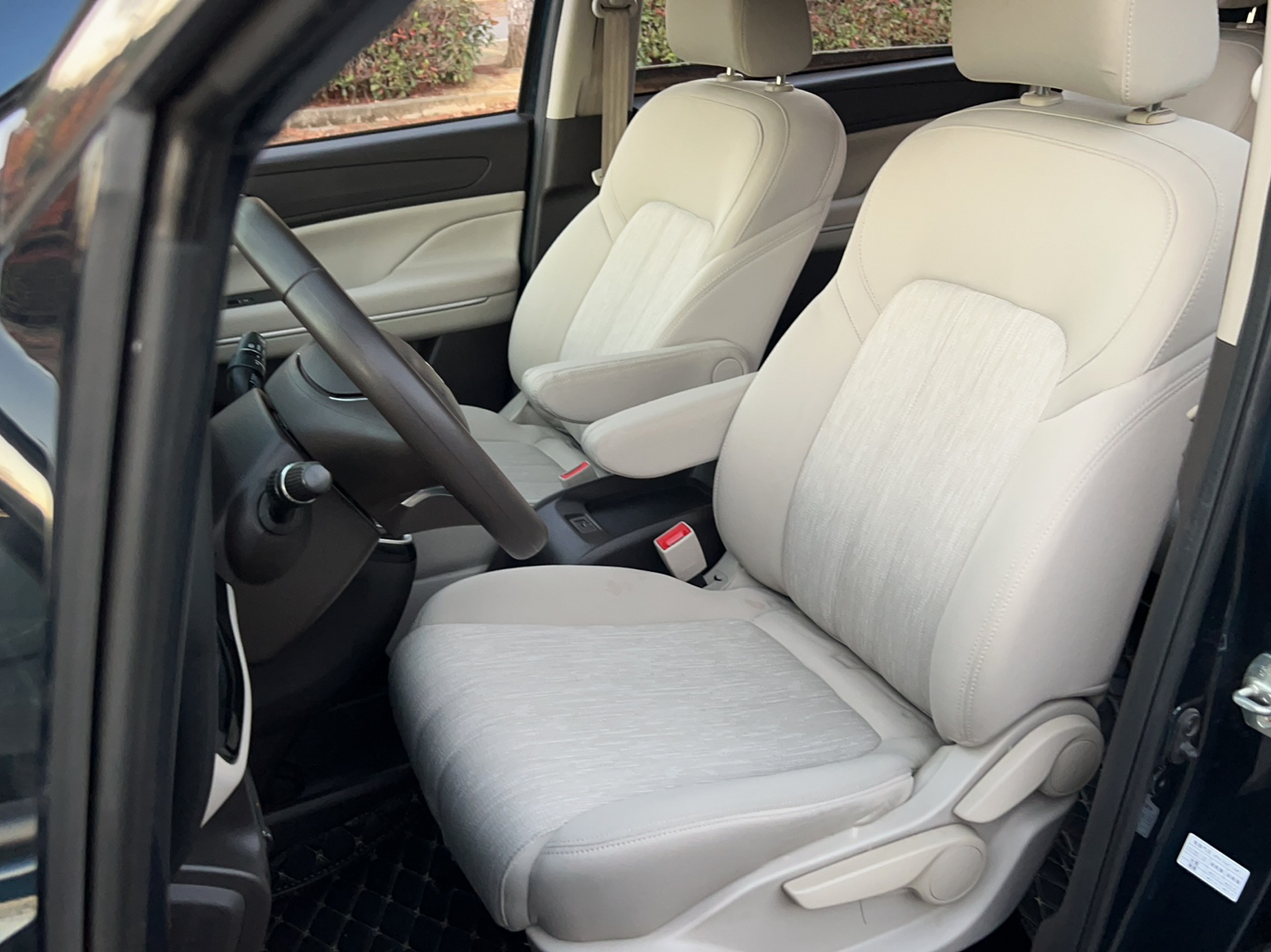 المقاعد الأمامية داخل السيارة