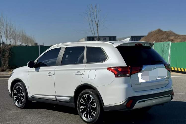 Used Mitsubishi Outlander 2020 2.0L Two-Wheel Drive Comfort Edition 7-Seater
