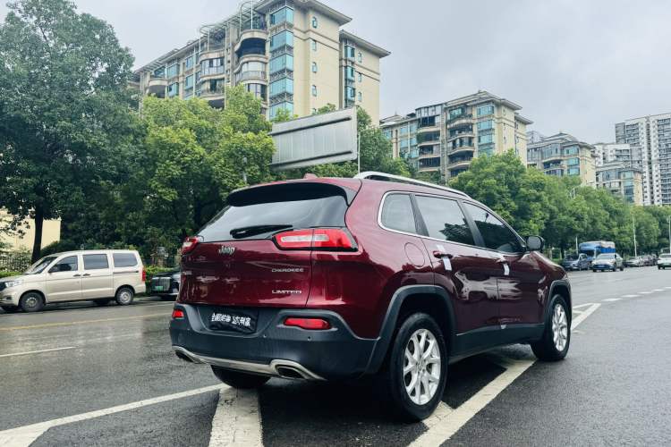 Used  Cherokee 2017 2.4L Leading Edition
