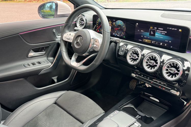 Used Mercedes-Benz A-Class 2022 Revised Version A 200 L Sport Sedan Fashionable Style
