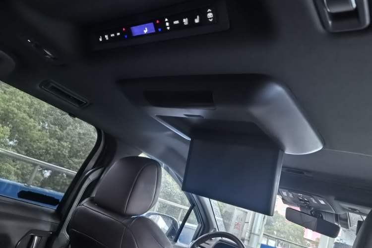 Used Toyota Granvia 2023 2.5L Hybrid Flagship VIP Edition