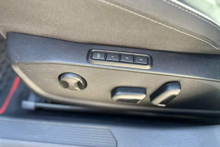 Used Volkswagen Golf 2023 Facelift 280TSI DSG R-Line Lite
