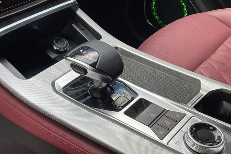 Used JETOUR X70 PLUS 2023 1.5T DCT Brave PLUS 5-Seater
