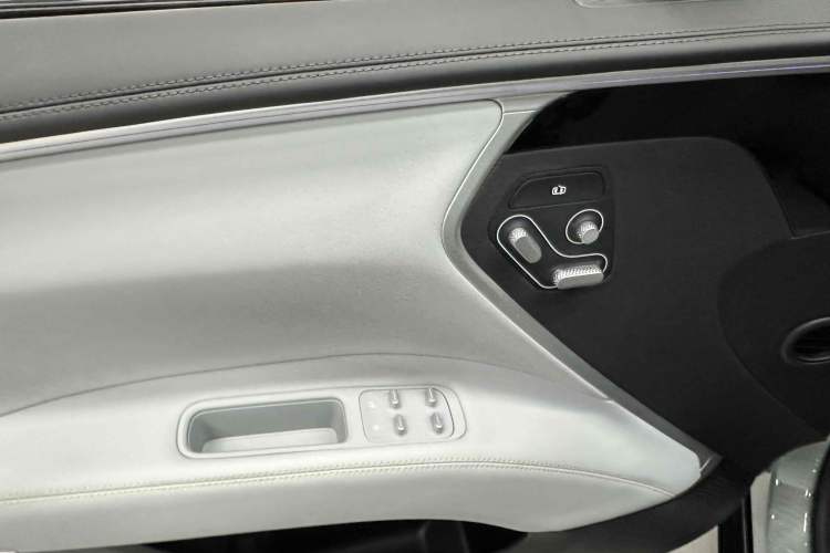 Used  11 2022 Long-Range Dual-Motor Luxury Edition 5 Seats
