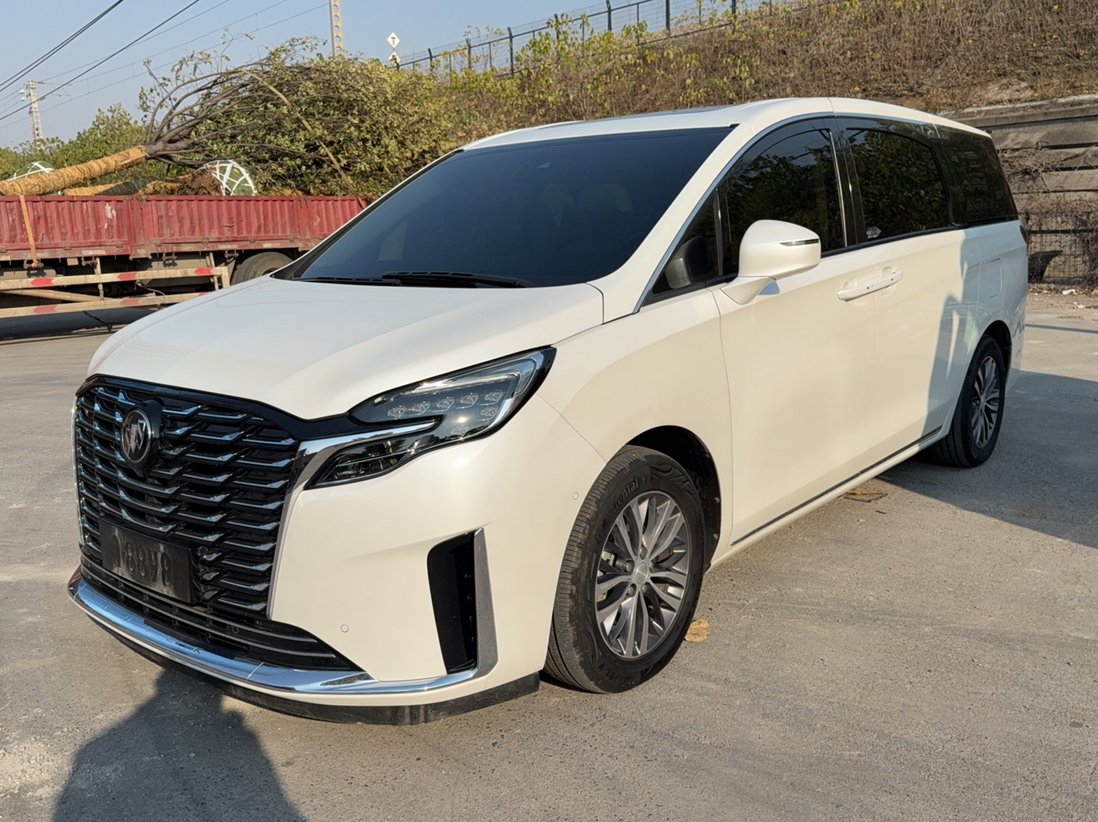 تحت مقدمة السيارة