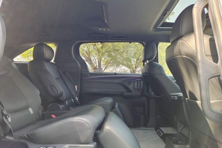 Used Toyota Sienna 2023 2.5L Hybrid Deluxe Edition