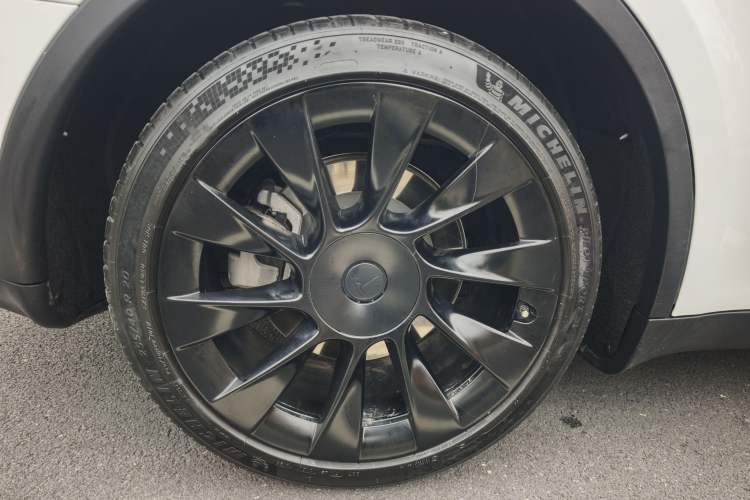 Used Tesla Model Y 2023 Long-Range All-Wheel-Drive Version