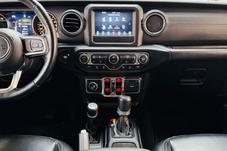 Used  Wrangler 2019 2.0T Sahara Four-Door Version China VI Emission Standard
