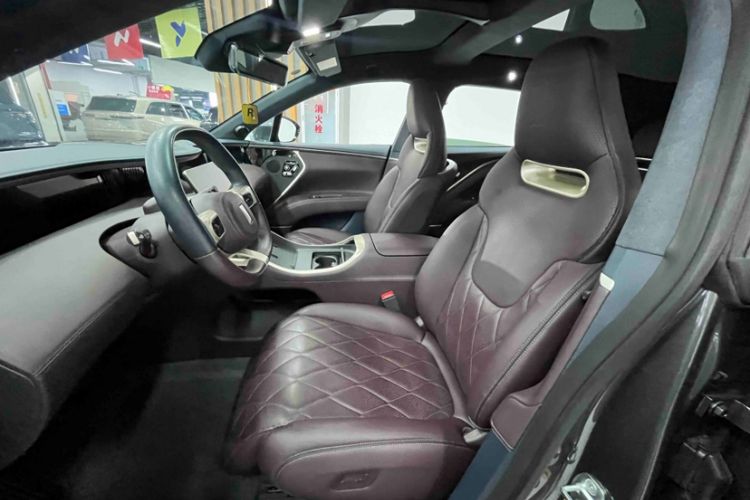 Used  11 2024 730 Luxury Edition with Three Lasers and Rear-Wheel Drive
