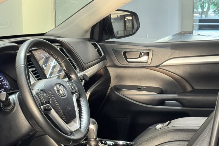 Used Toyota Highlander 2018 2.0T Four-Wheel Drive Luxury Edition 7 Seats China V Emission Standard
