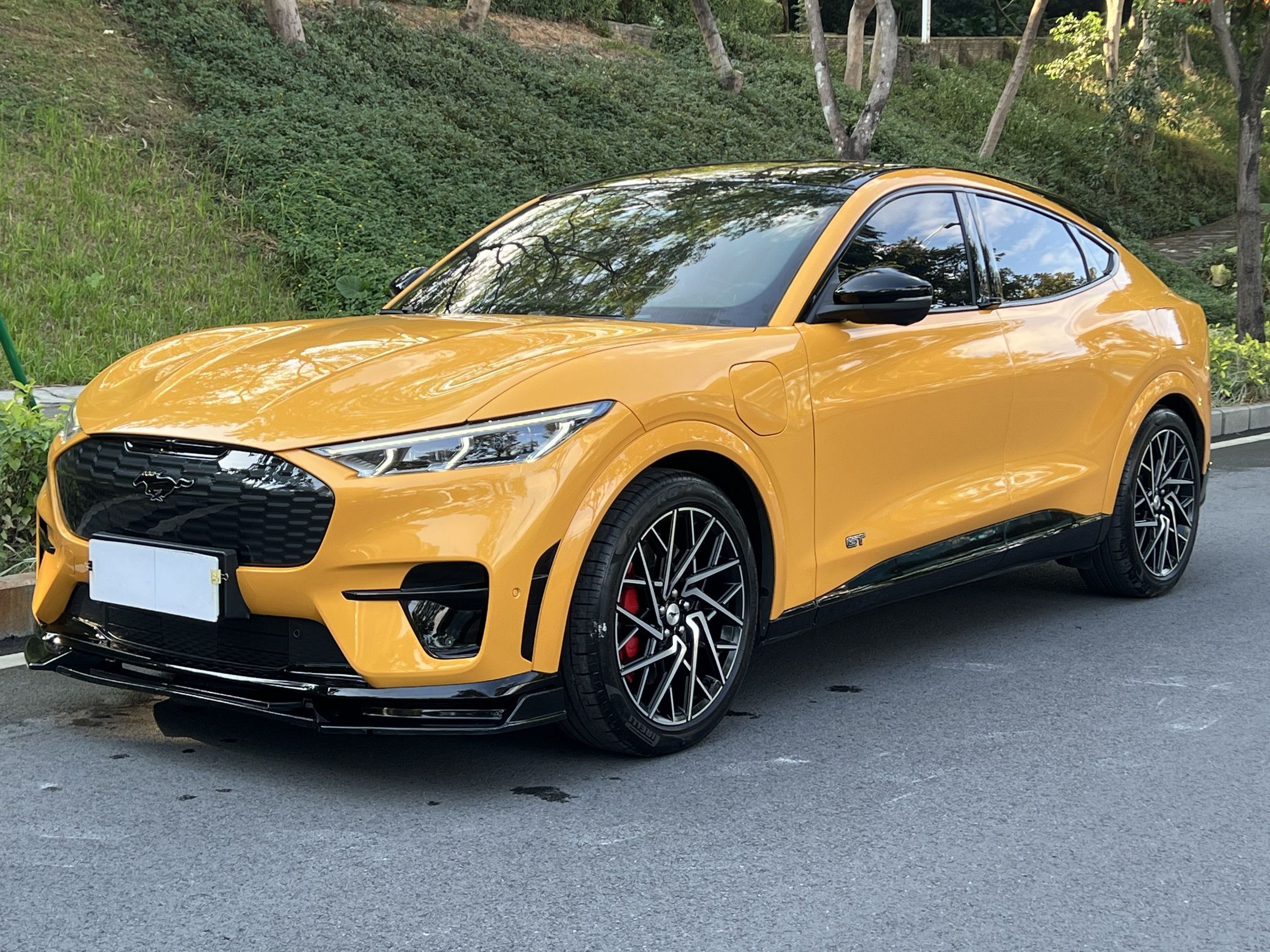 Под передней частью автомобиля