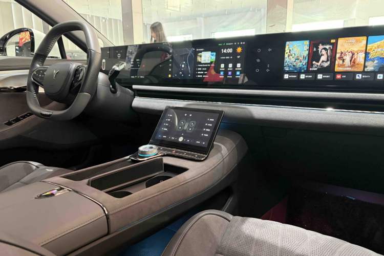 Used VOYAH PASSION 2024 PHEV Four-Wheel Drive Ultra-Long Range Flagship Model
