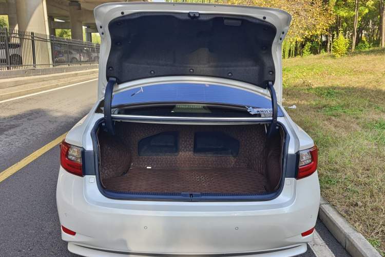 Used Lexus ES 2015 300h Comfort Edition
