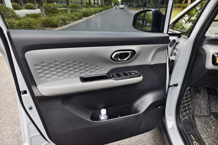 Used AION Y 2022 70 Tech Edition Lithium Iron Phosphate
