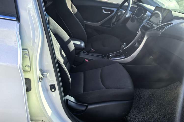 Used Hyundai Elantra 2015 1.6L Automatic Leading Model
