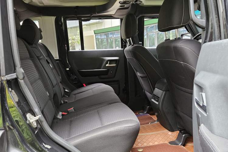 Used Beijing Auto BJ40 2016 40L 2.0T Manual Two-Wheel Drive Luxury Edition
