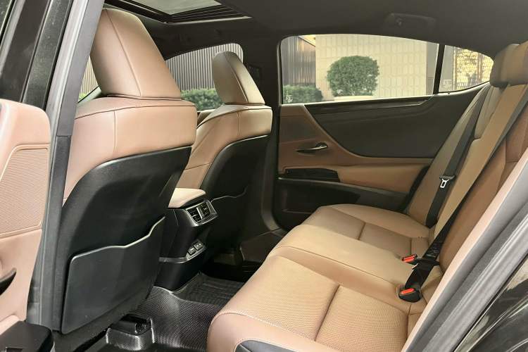 Used Lexus ES 2023 200 Excellence Edition
