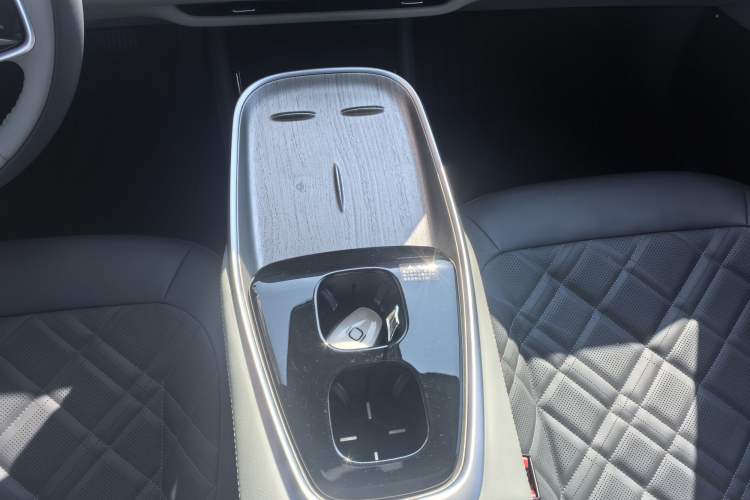 Used  A07 2024 All-Electric "True Fragrance" Edition 710 Flagship Model