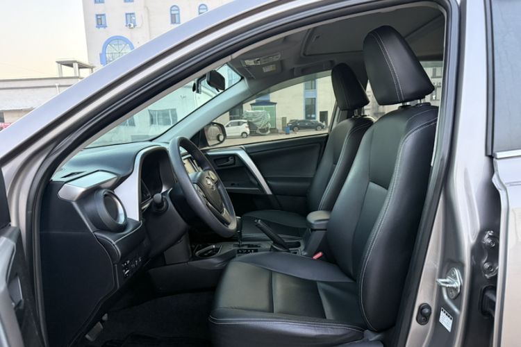 Used Toyota RAV4 2016 2.0L CVT Two-Wheel Drive Fashion Edition China V Standard
