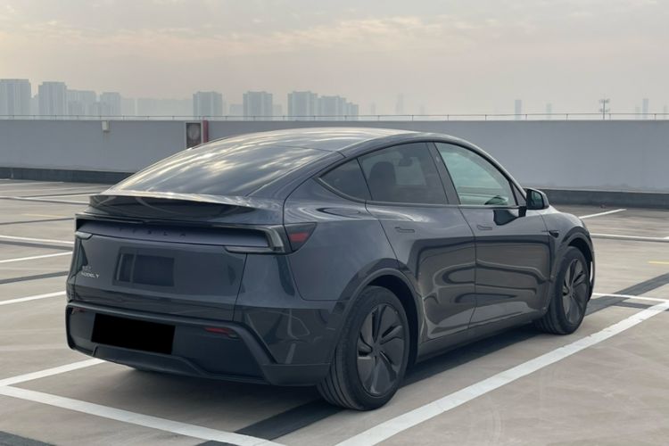 Used Tesla Model Y 2025 Long-Range All-Wheel-Drive Version
