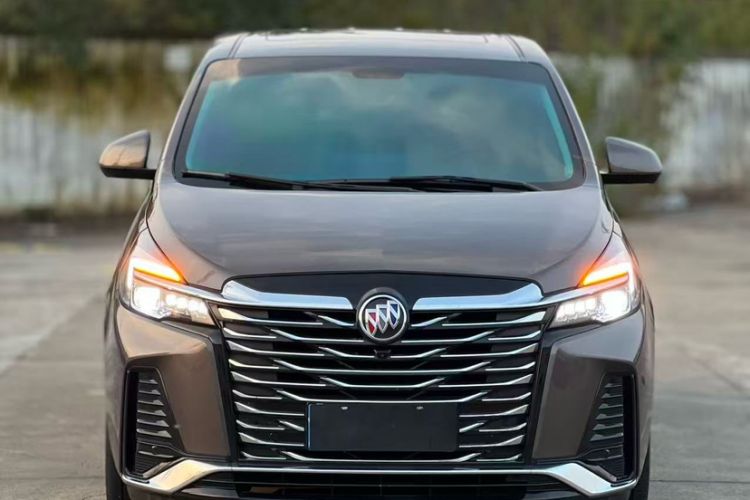 Used Buick GL8 2023 Facelifted Land Cruiser Executive Luxury Version
