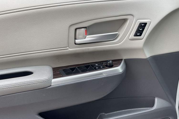 Used Toyota Granvia 2023 2.5L Hybrid Prestige PLUS Edition
