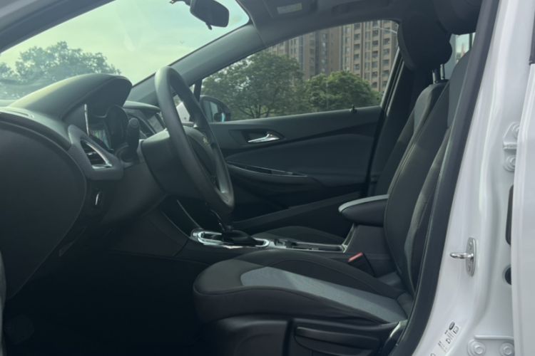 Used Chevrolet Cruze 2018 Hatchback 320 Automatic Pioneer Sunroof Edition
