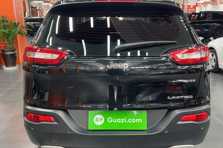 Used  Cherokee 2020 2.0L Two-Wheel Drive Classic Sports Edition
