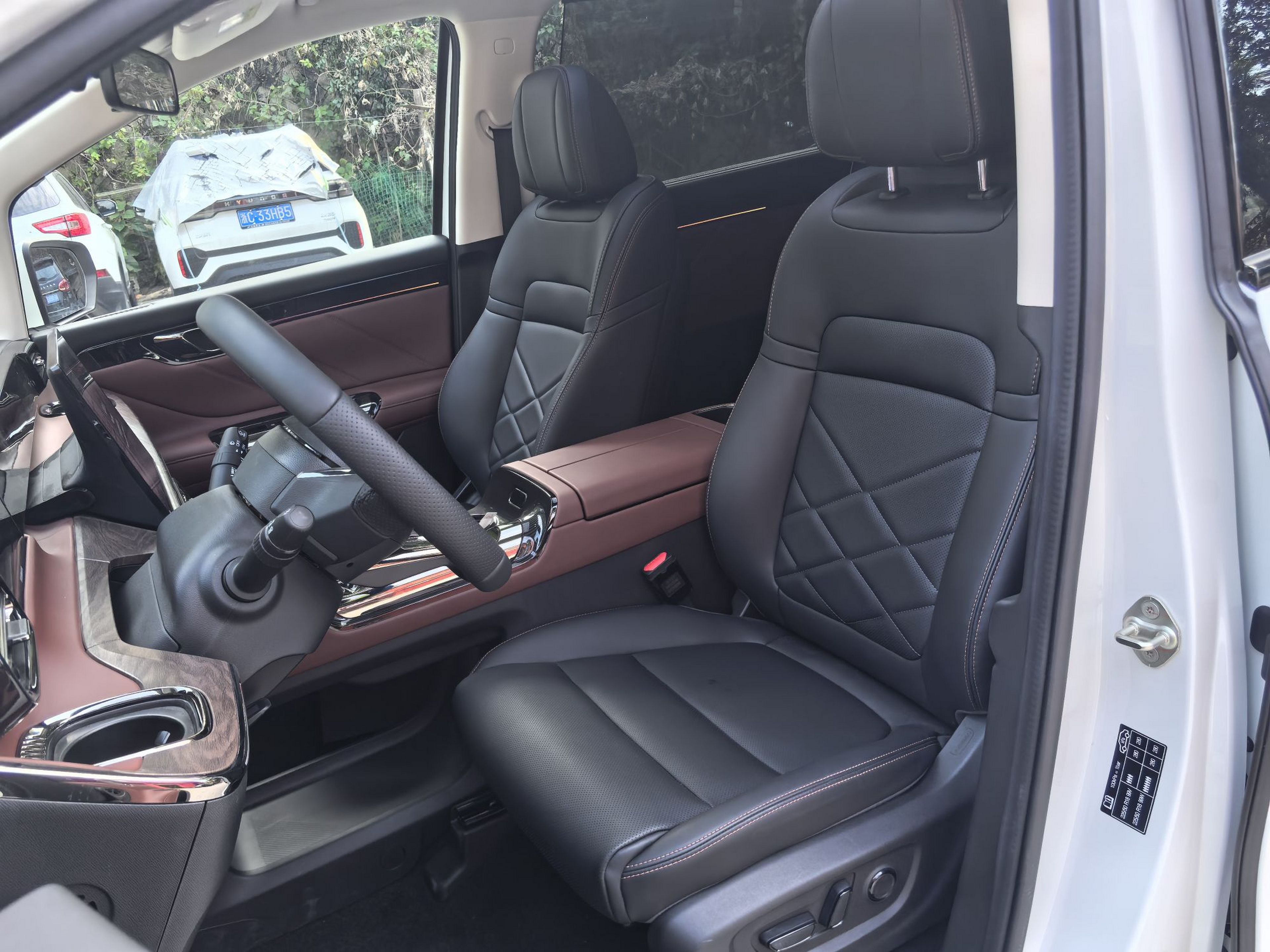 المقاعد الأمامية داخل السيارة